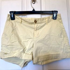 Gap girlfriend 4” shorts pale yellow